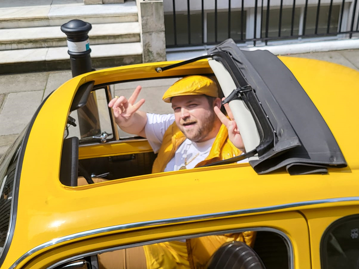 Filming-with-Betfair-yellow-fiat-500 Image