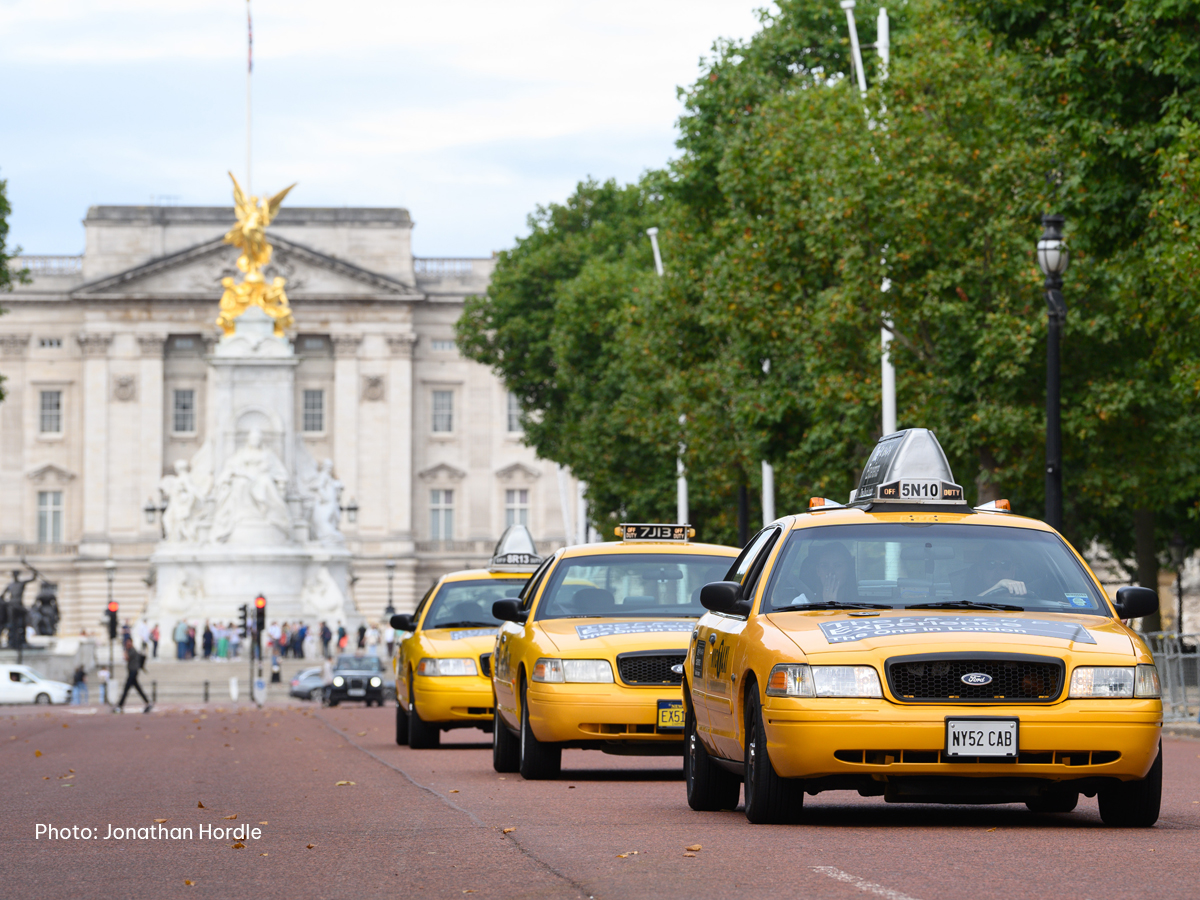 the-friends-experience-nyc-taxi-hire-london-uk