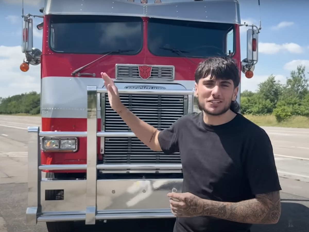 Youtuber_ Danny_ Aarons_ Optimus_ Prime_ Filming