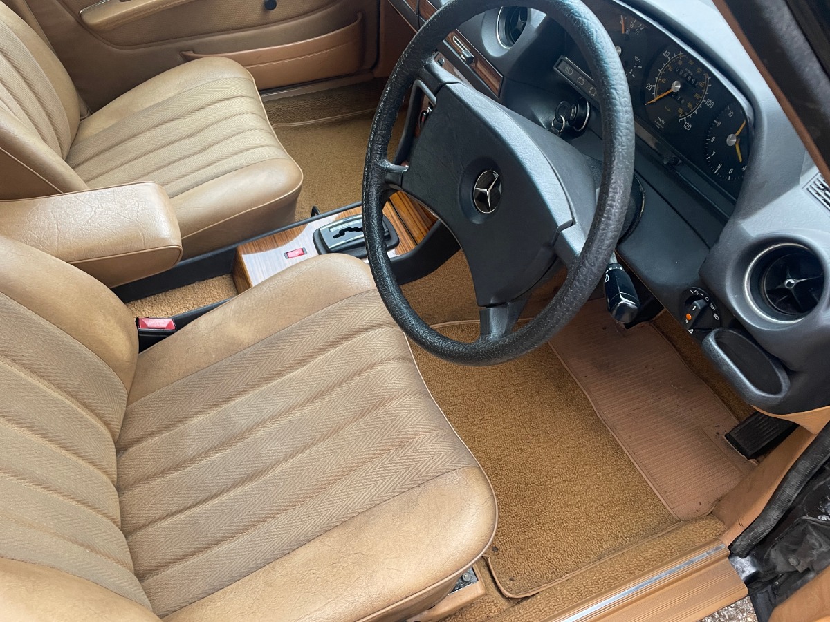 1982 Mercedes-Benz 200 Image 13