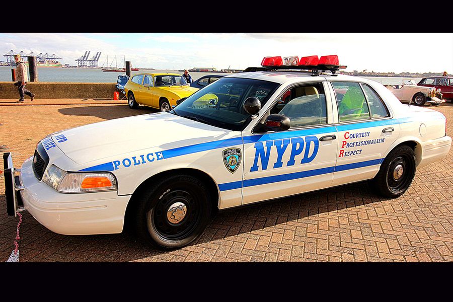 2002 Ford Crown Victoria Image 1