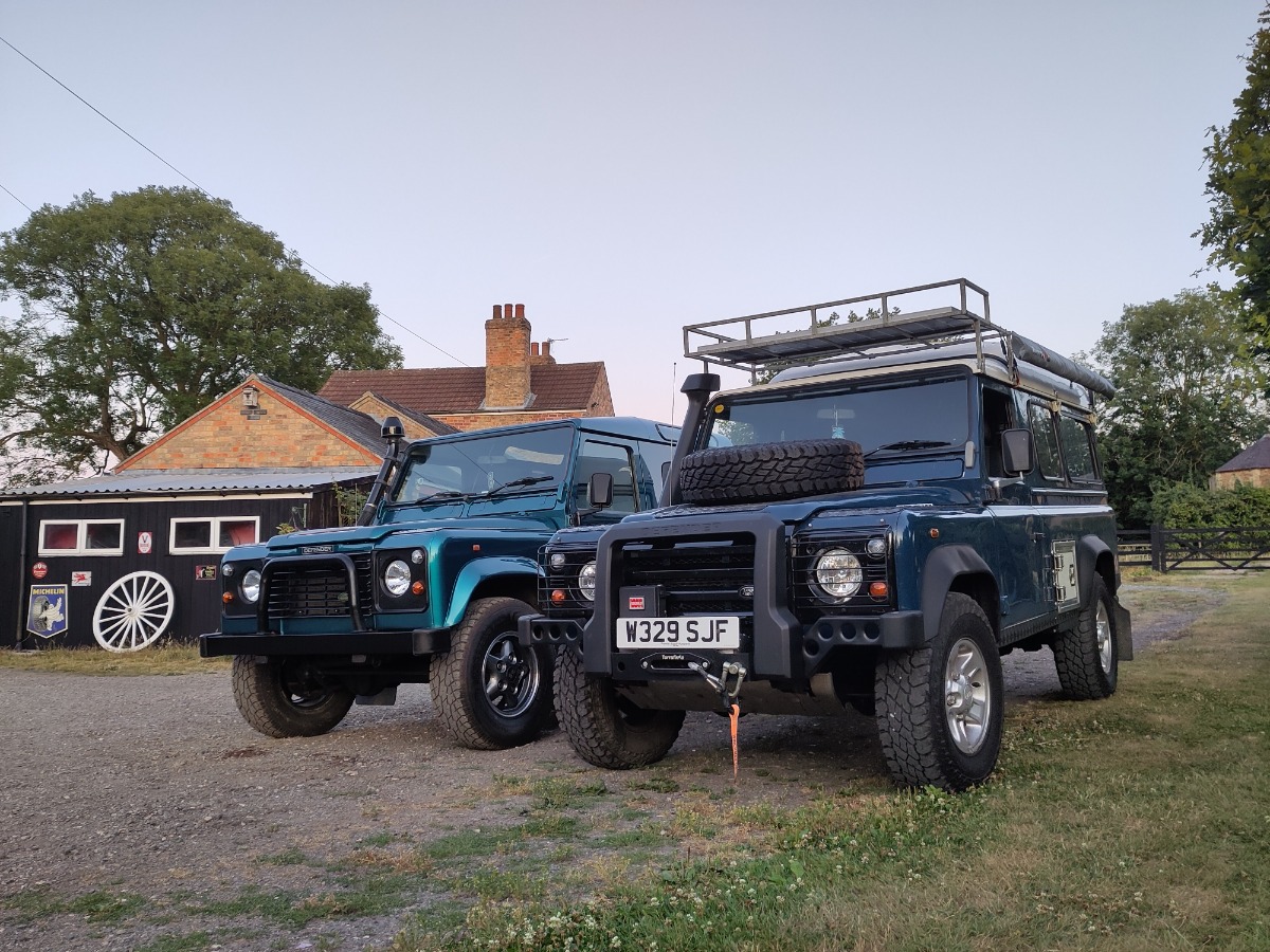 2000 Land Rover Defender 110 Image 1