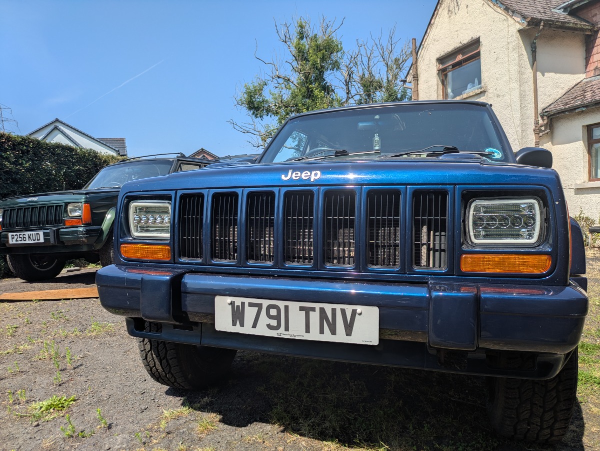 2000 Jeep Cherokee Image 2
