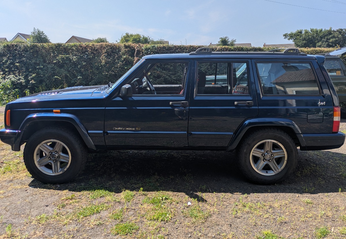 2000 Jeep Cherokee Image 1