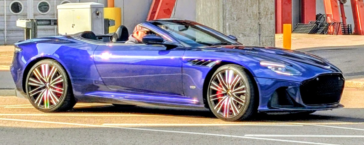 2020 Aston Martin DBS Image 1