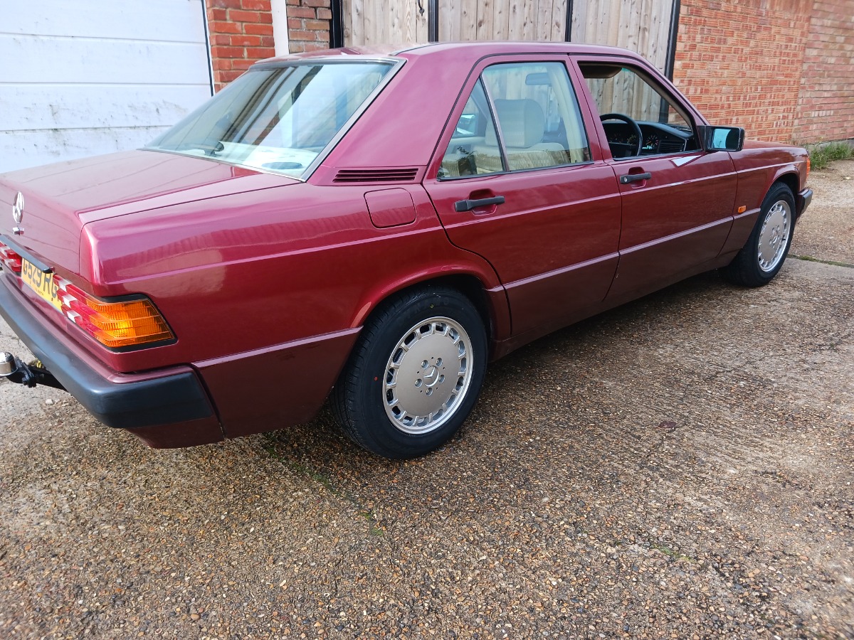 1990 Mercedes-Benz 190E Image 2