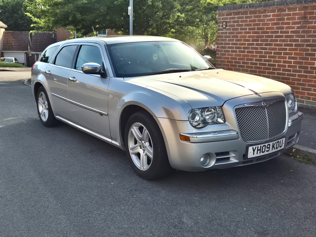 2009 Chrysler 300C Image 1