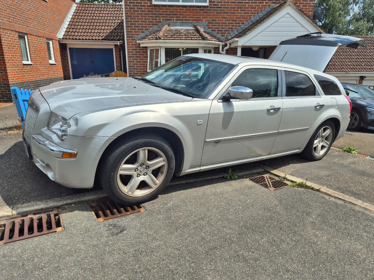 2009 Chrysler 300C Image 2