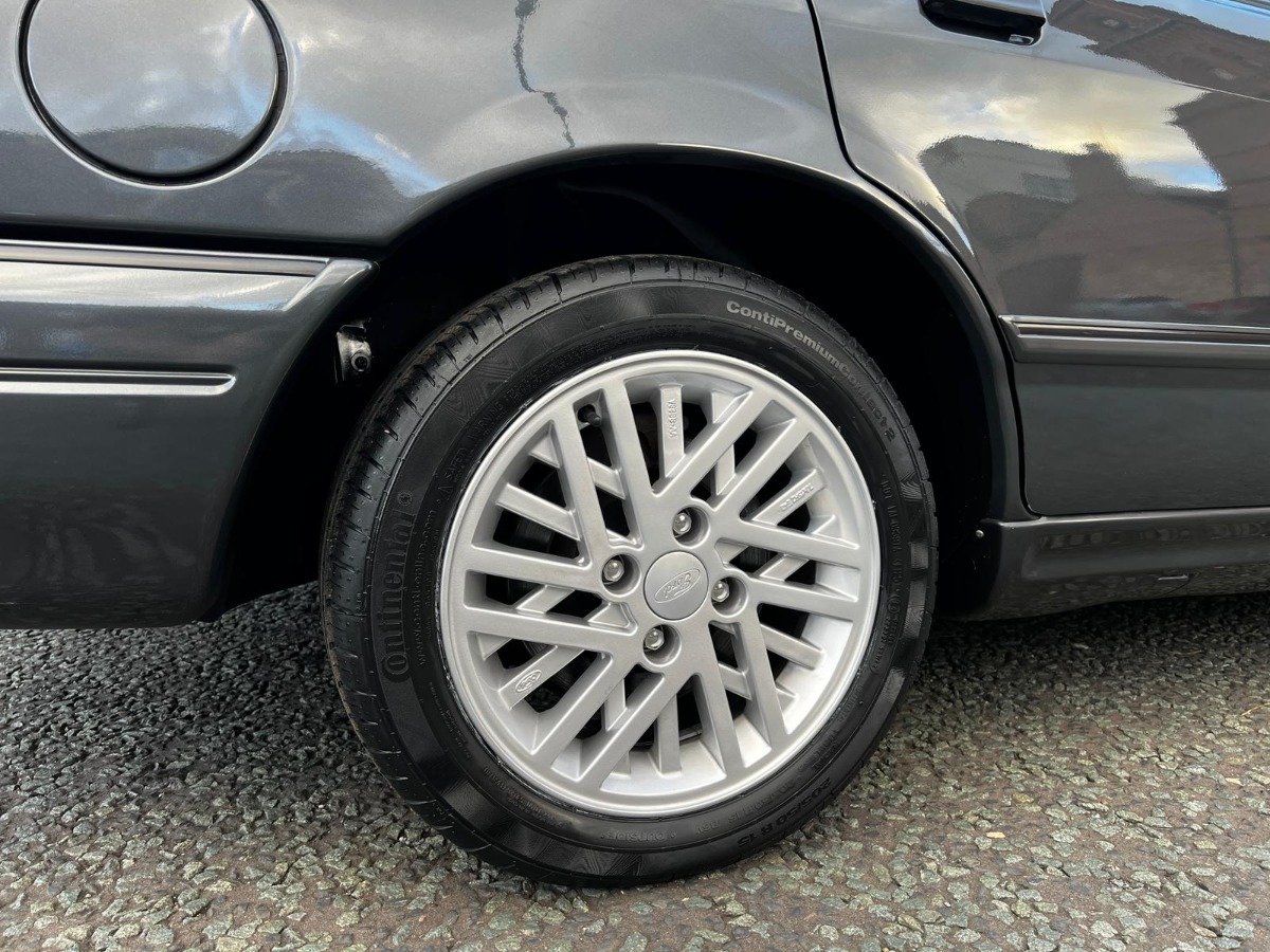 1990 Ford Sierra Image 12