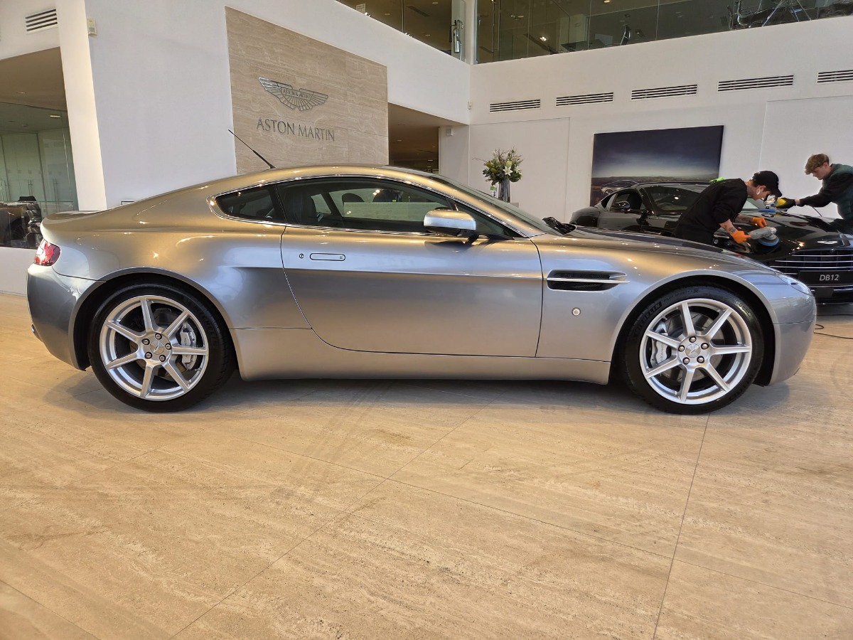 2006 Aston Martin V8 Vantage Image 2