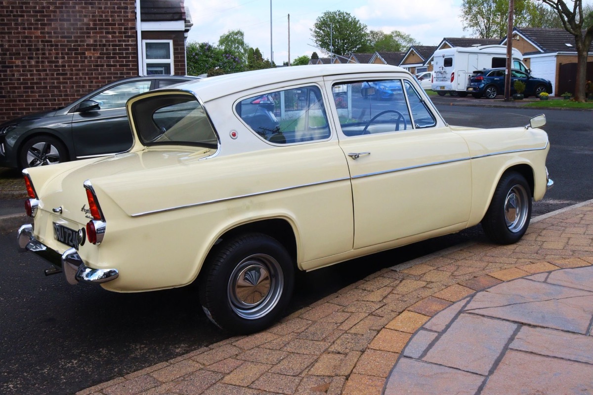 1965 Ford Anglia Image 8