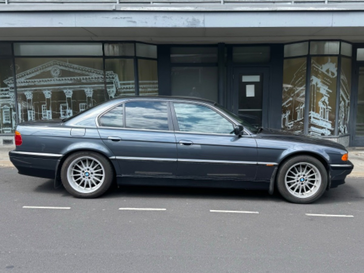 2000 BMW 7 Series Image 3