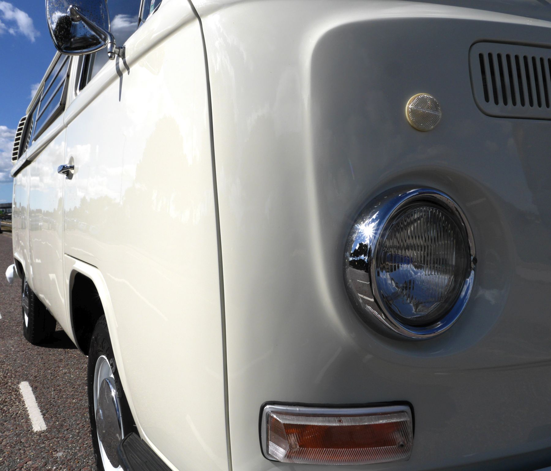 1972 Volkswagen T2 Camper Van / Bus Image 2