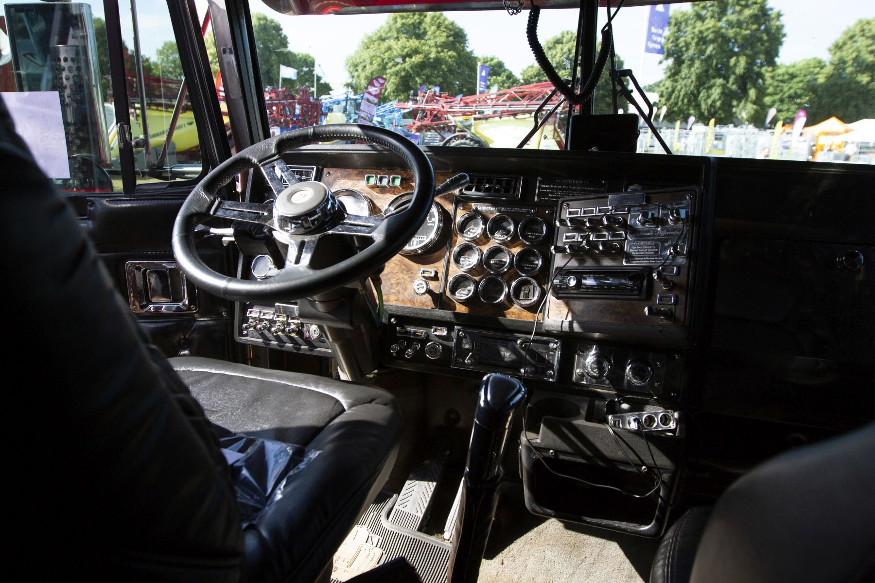 1997 Kenworth W900L Image 2