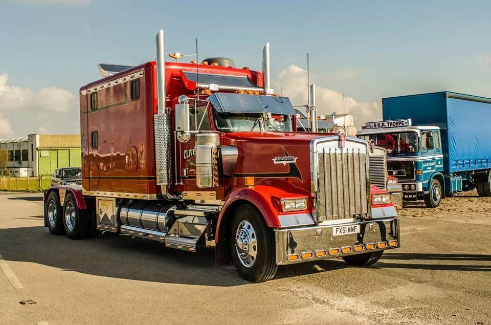 2002 Kenworth W900B Image 2
