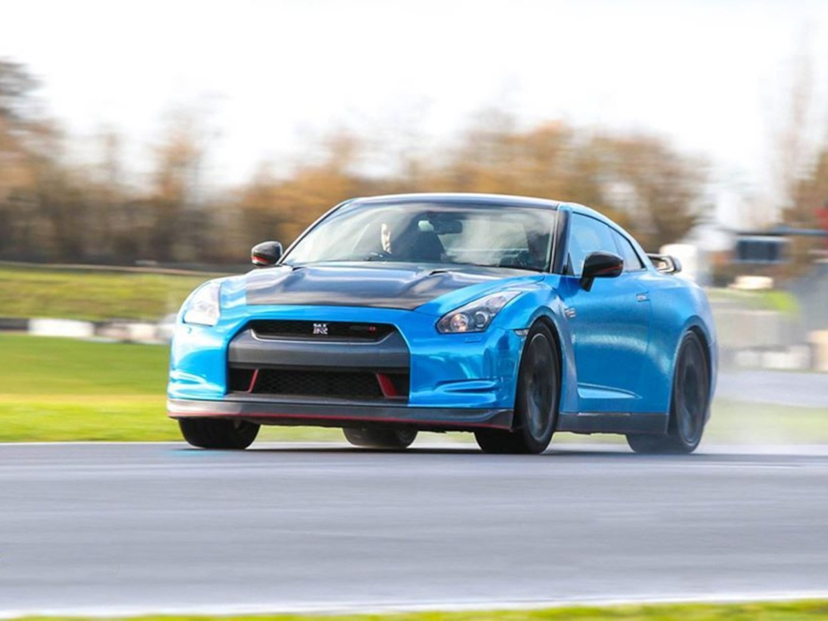 2011 Nissan GT-R Image 2