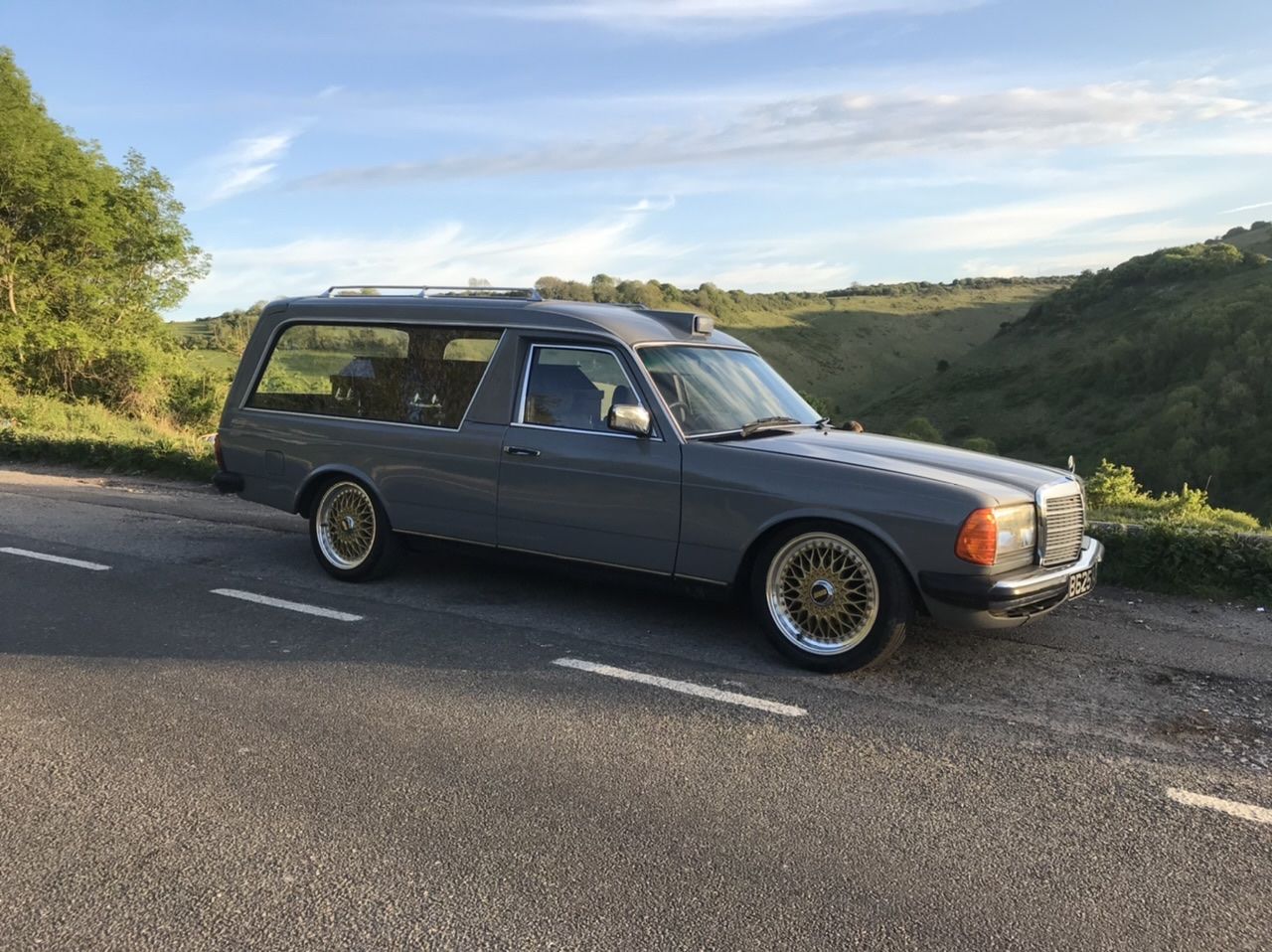 1984 Mercedes-Benz W123 Image 2