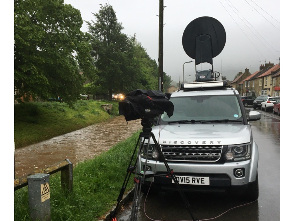 2015 Land Rover Discovery Image 1