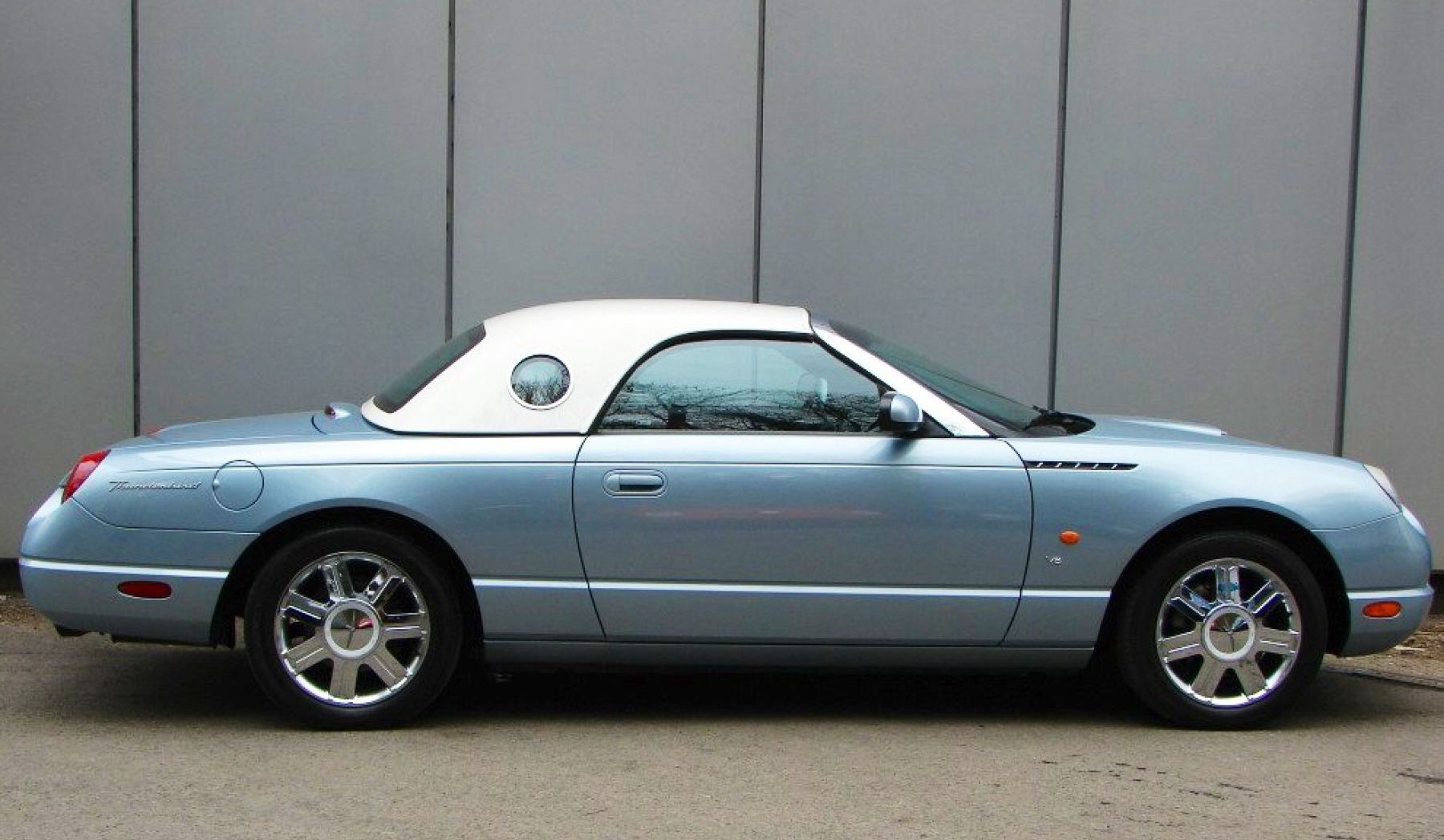 2004 Ford Thunderbird Image 2