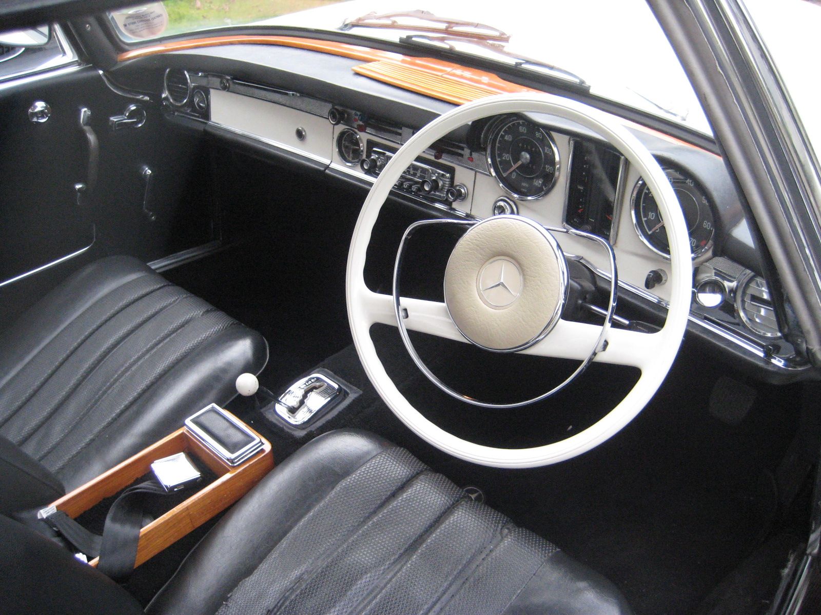 1965 Mercedes-Benz 230 Image 3