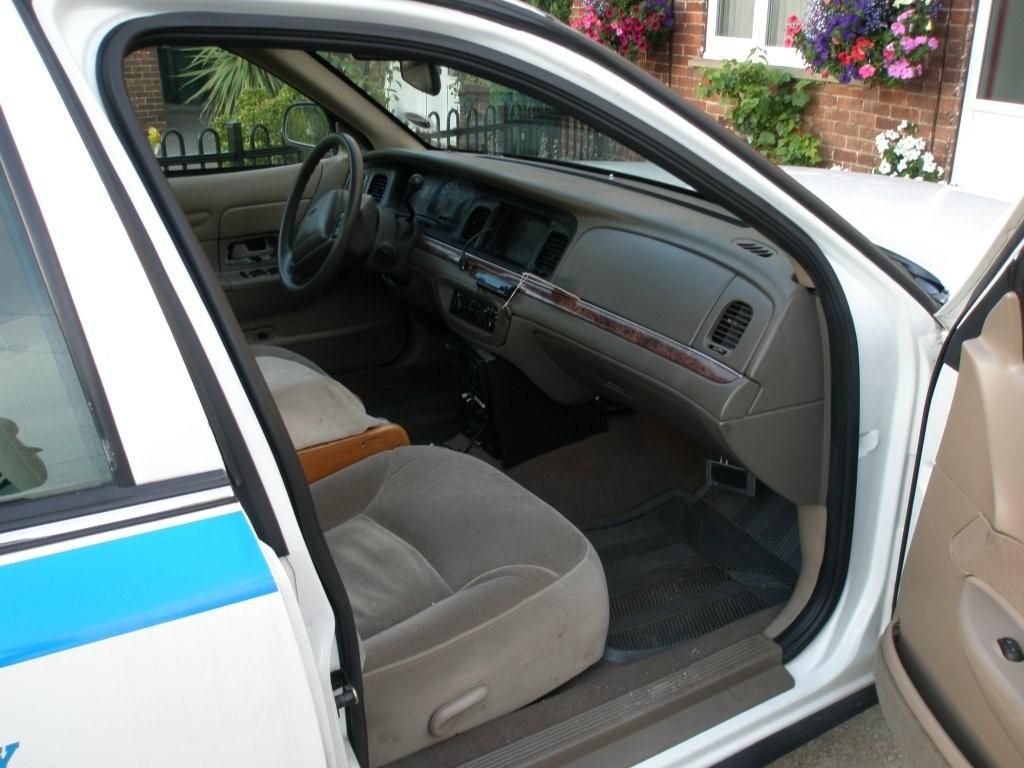 2001 Ford Crown Victoria Image 8