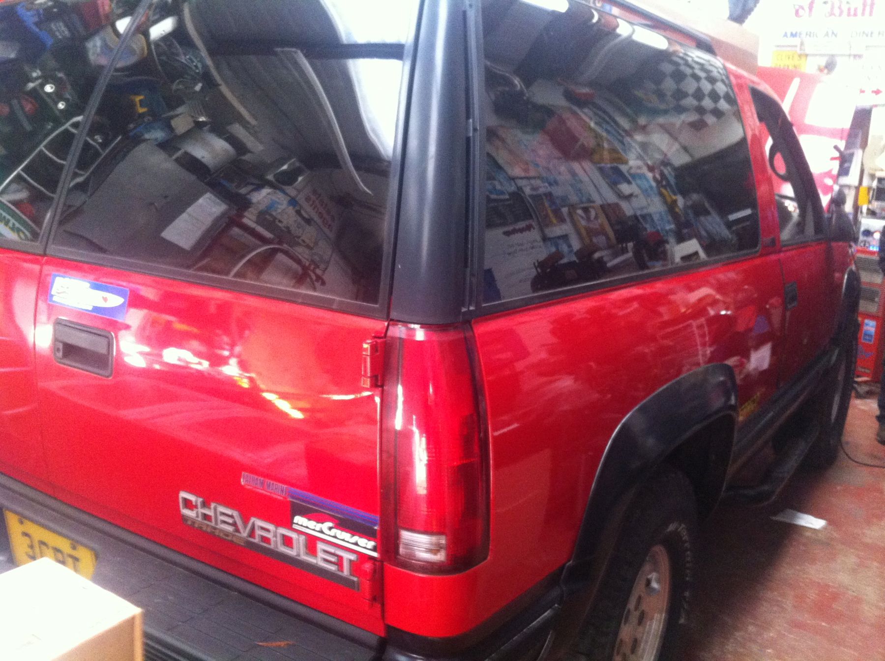 2000 Chevrolet Tahoe Image 2