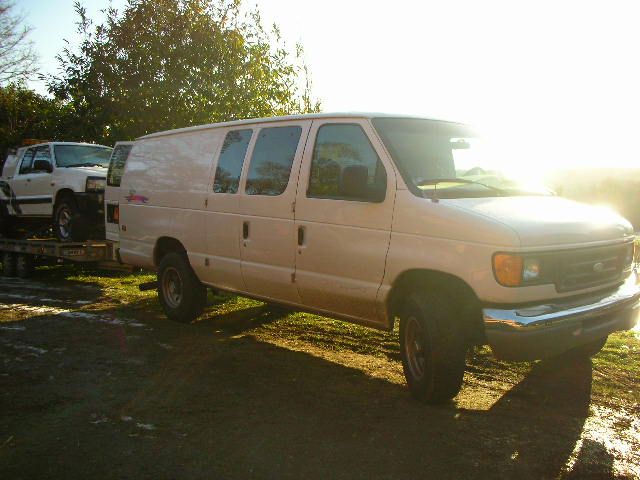 2004 Ford E350 Image 2