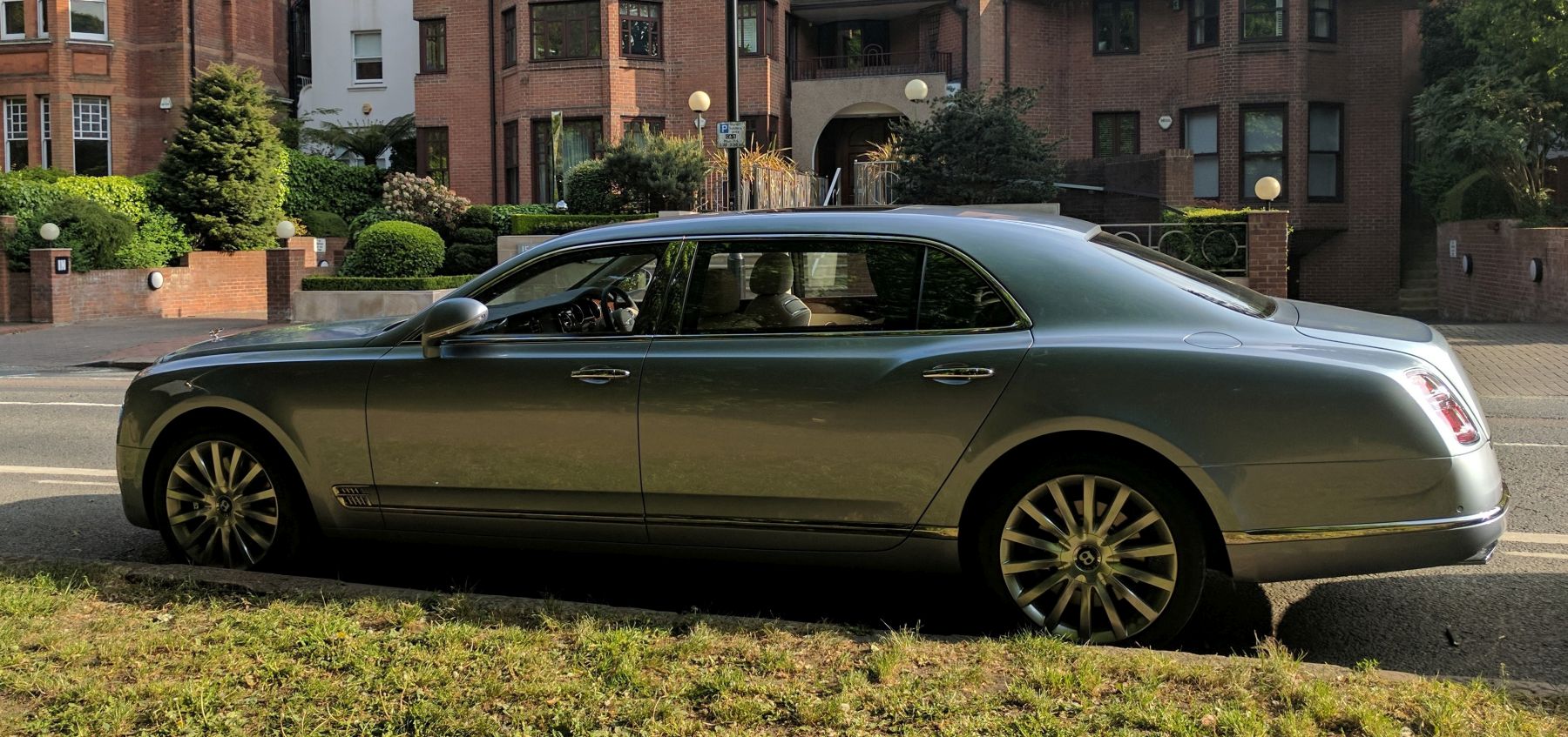 2017 Bentley Mulsanne Image 2