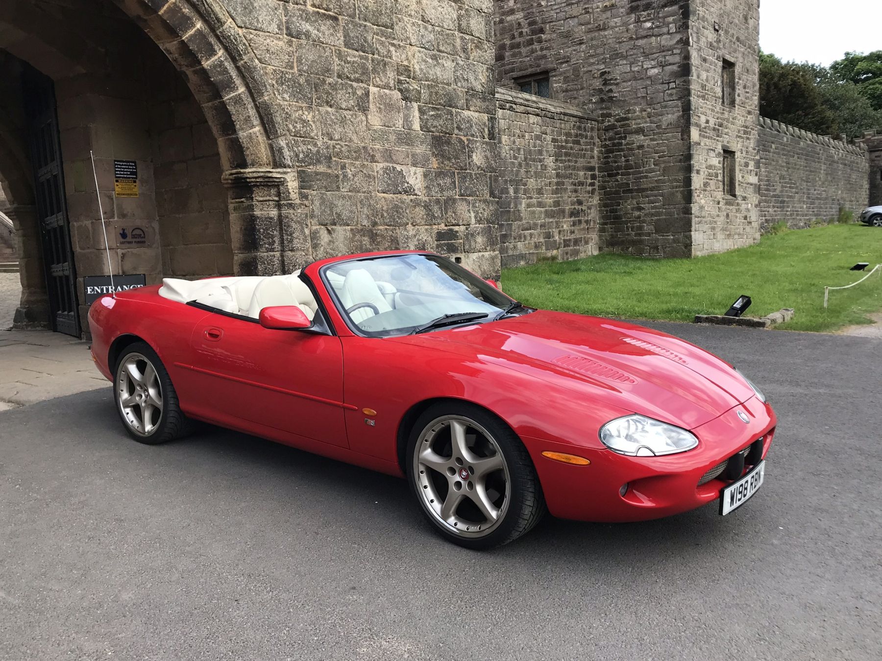 2000 Jaguar XKR Image 1