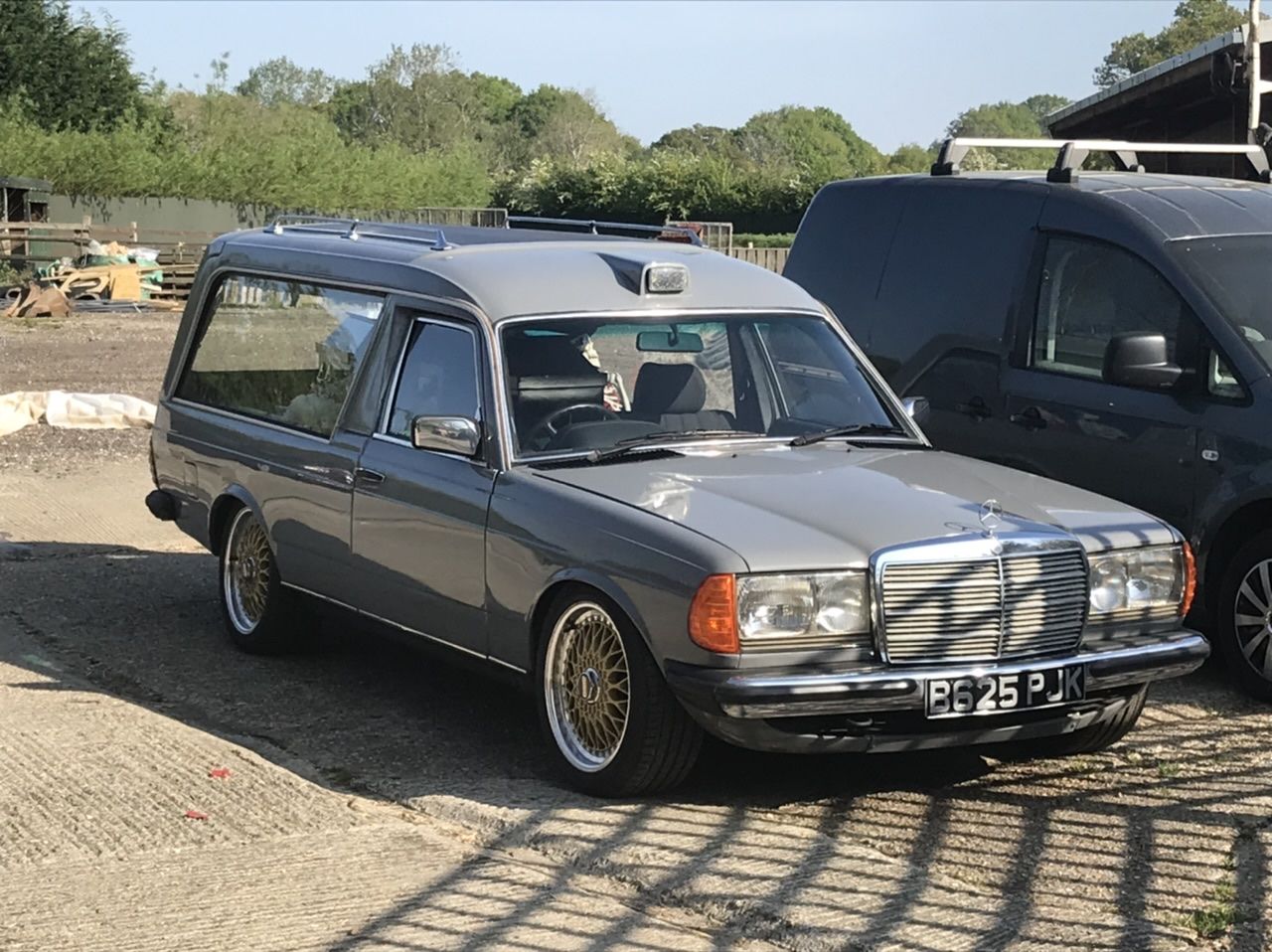 1984 Mercedes-Benz W123 Image 1