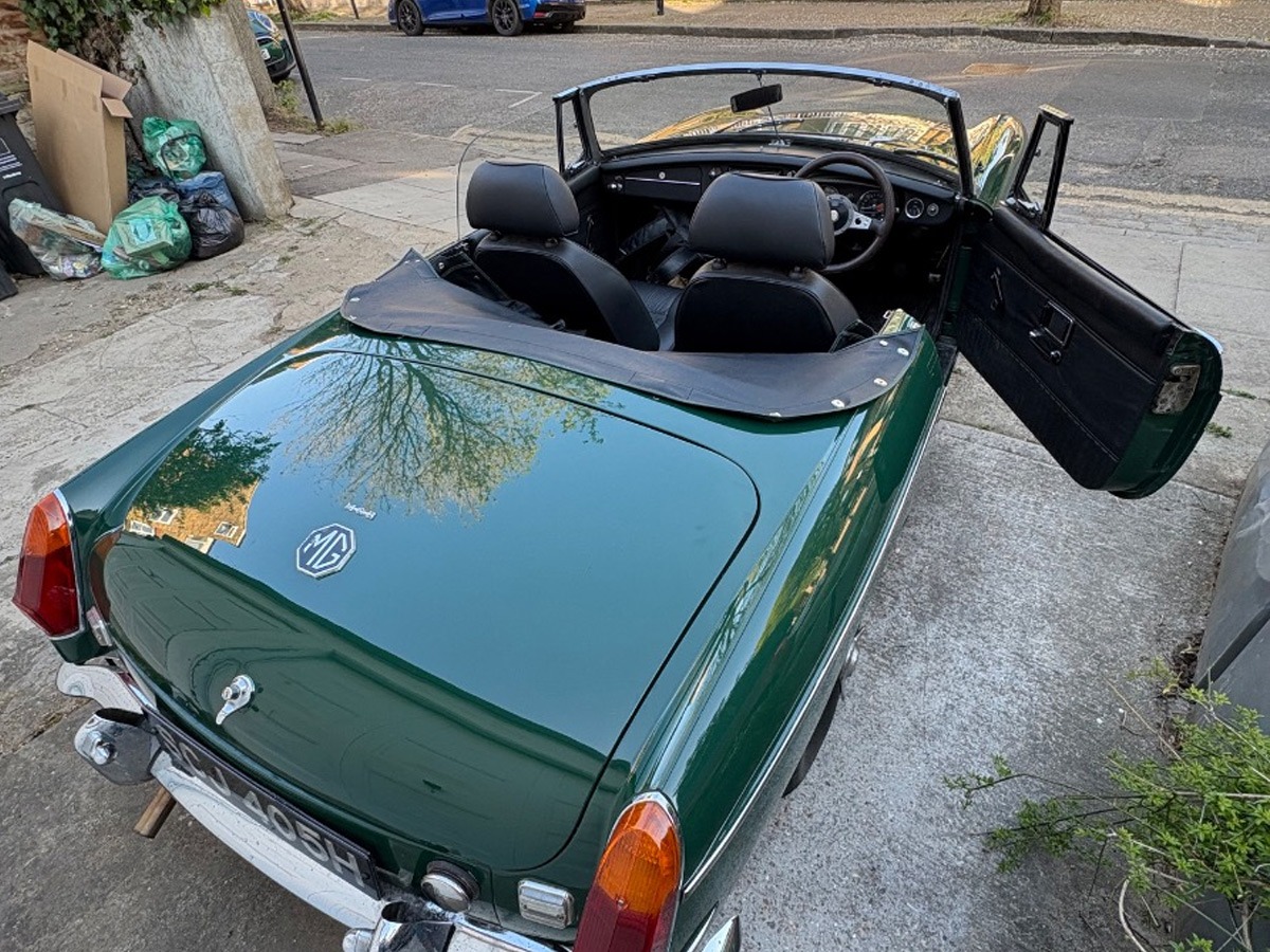 1970 MG B Image 5