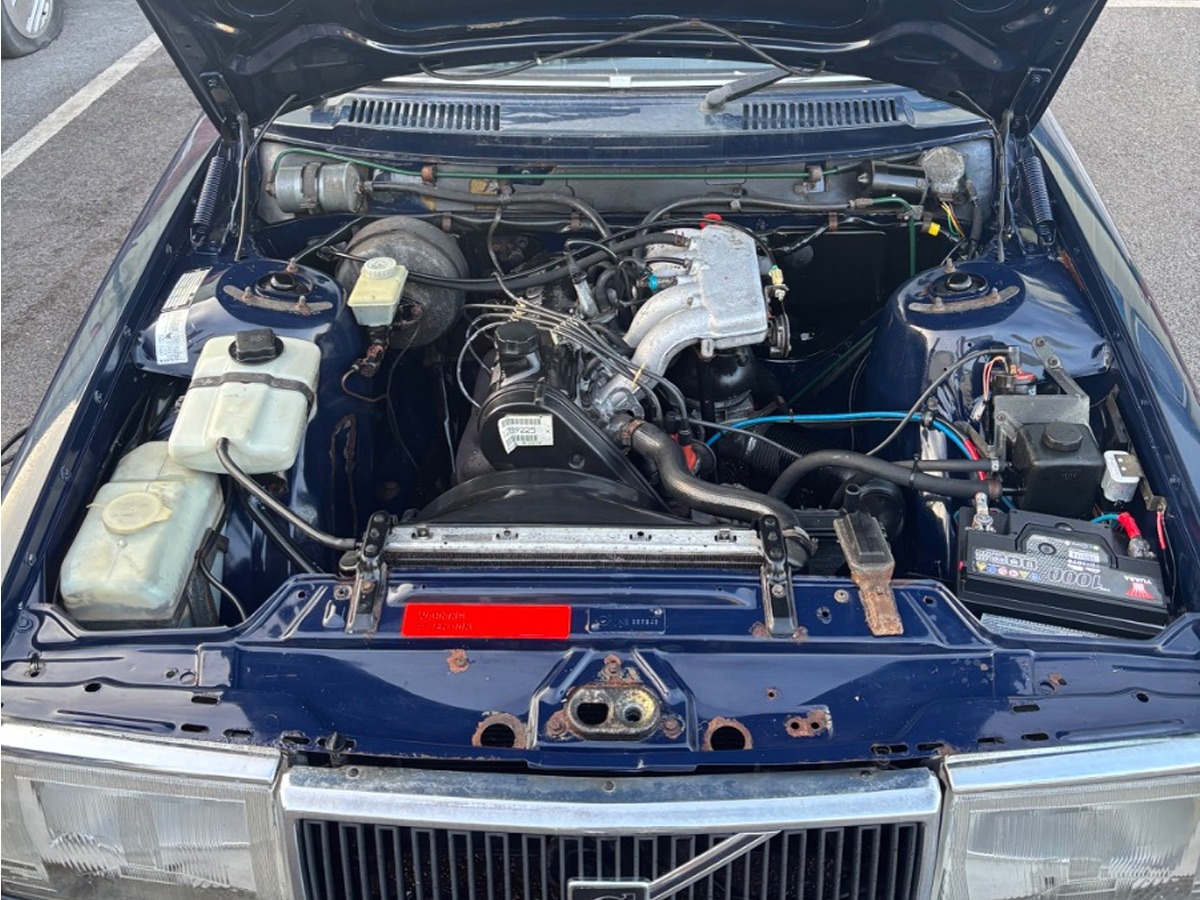 1988 Volvo 240 Image 12