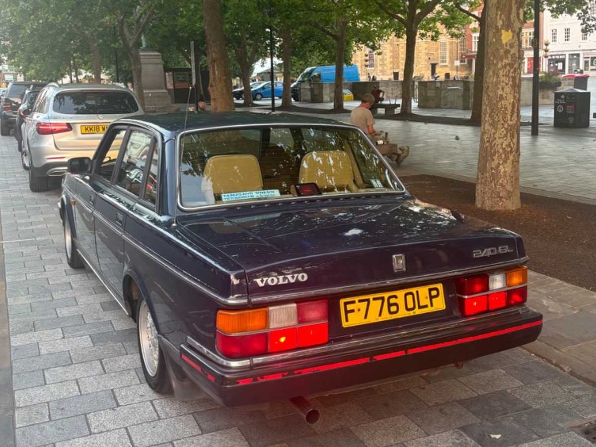 1988 Volvo 240 Image 10