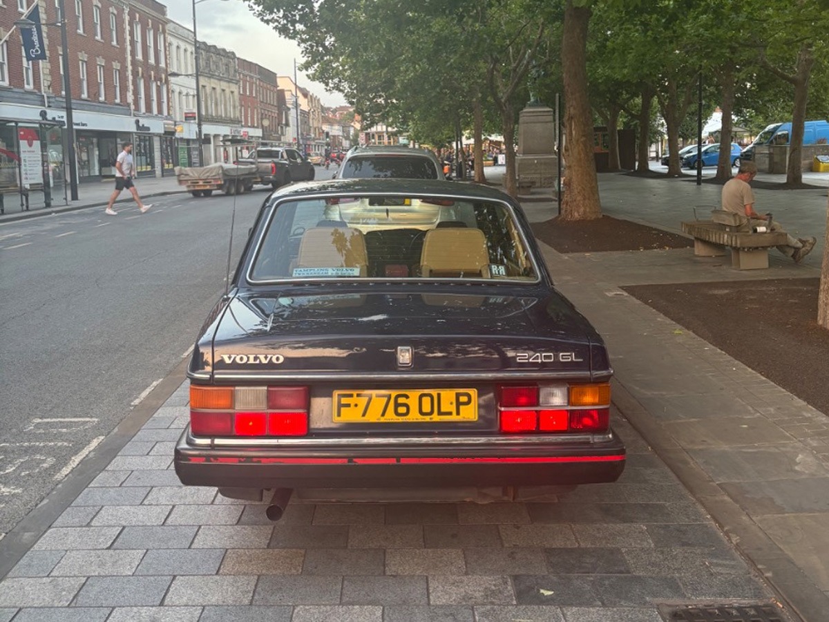 1988 Volvo 240 Image 11