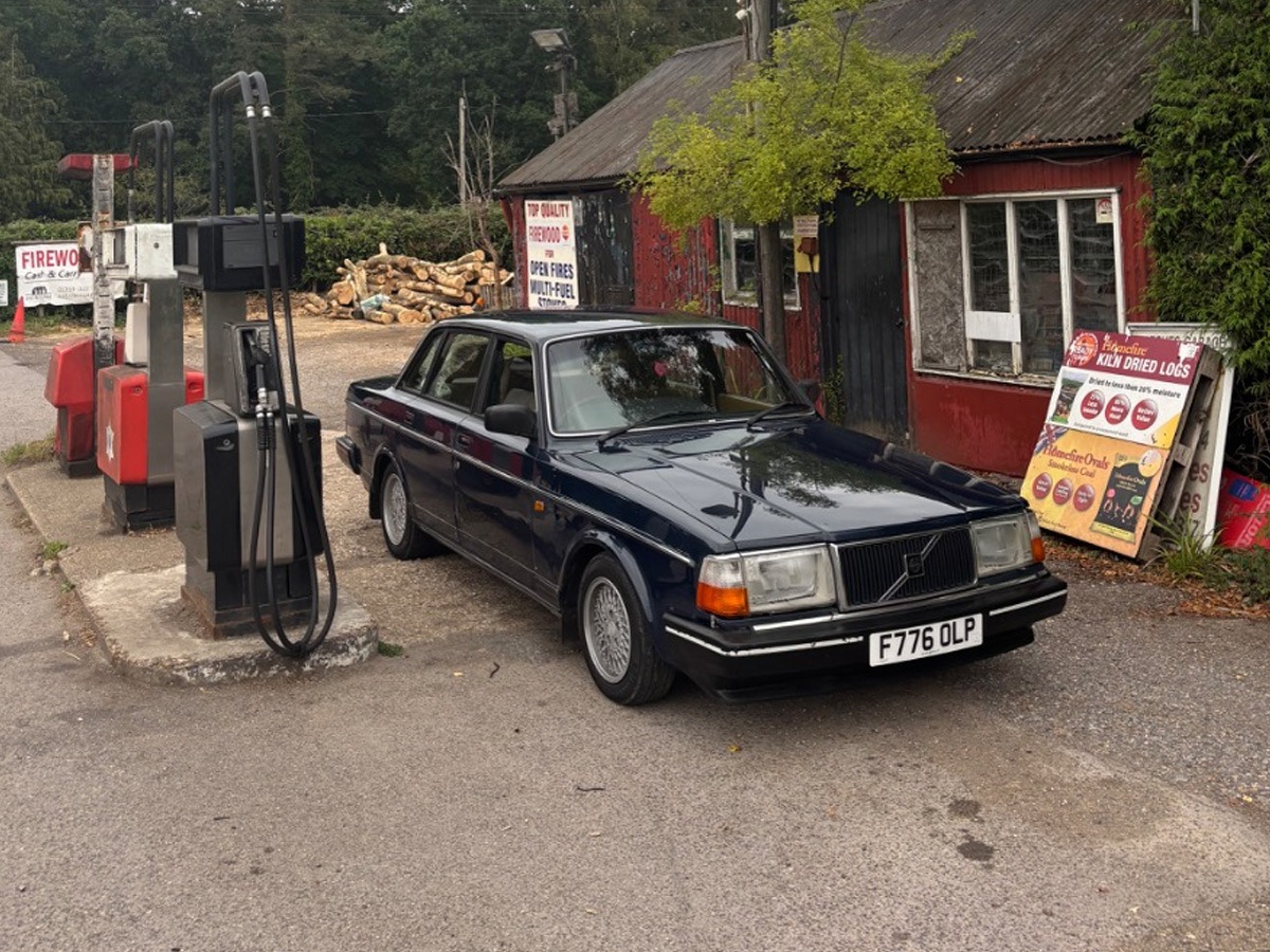 1988 Volvo 240 Image 6