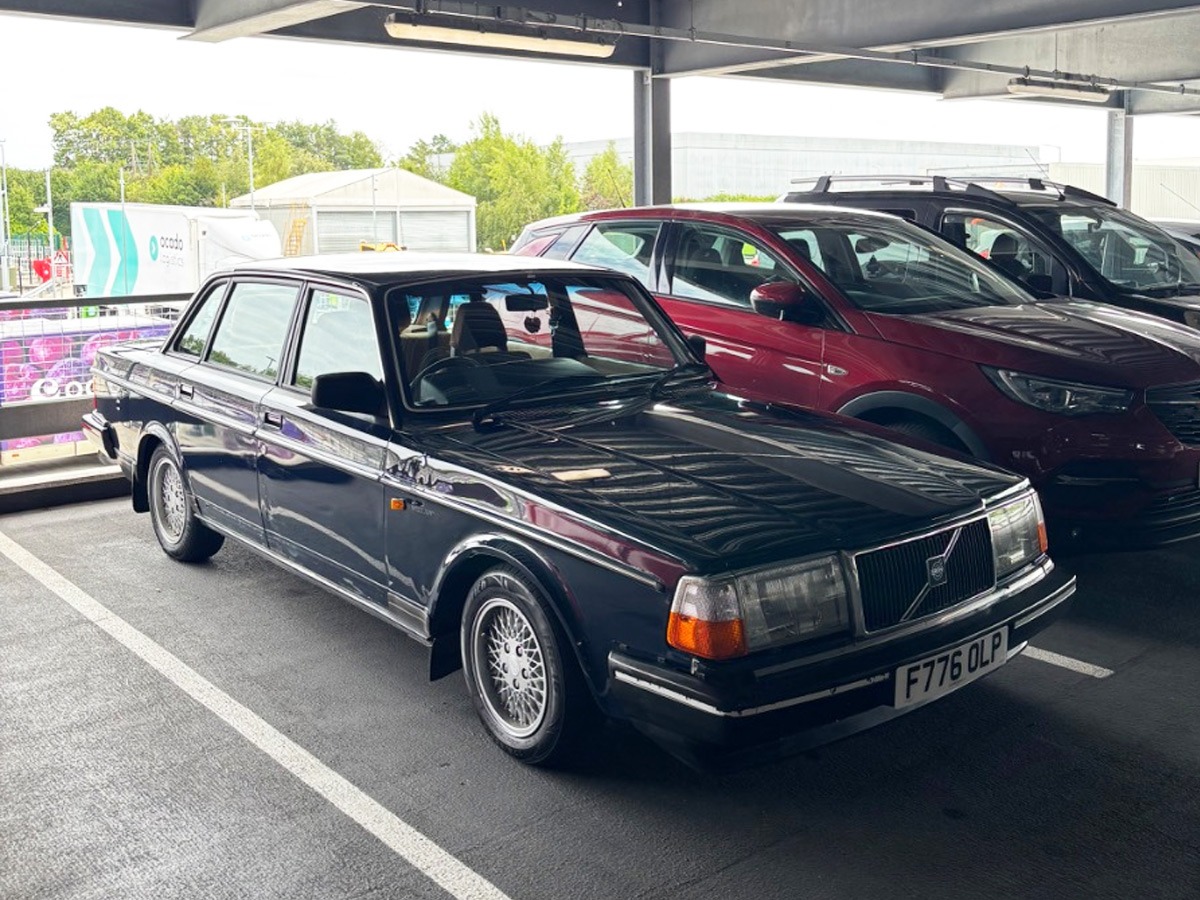 1988 Volvo 240 Image 8