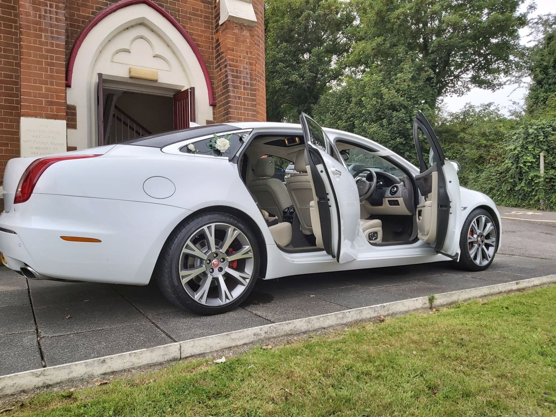 2014 Jaguar XJ Image 2