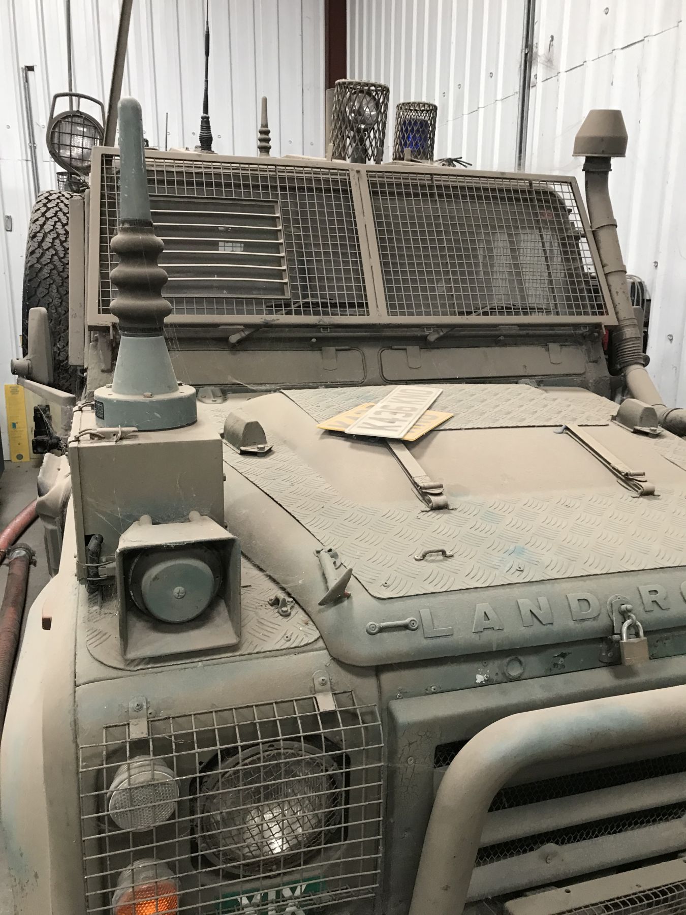 1986 Land Rover Defender Image 1