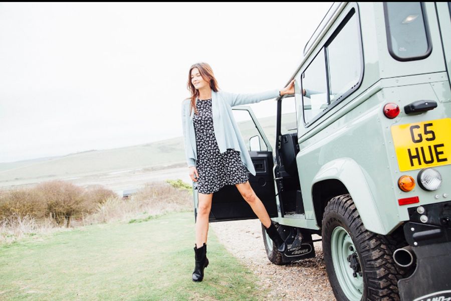 2016 Land Rover Defender Image 2