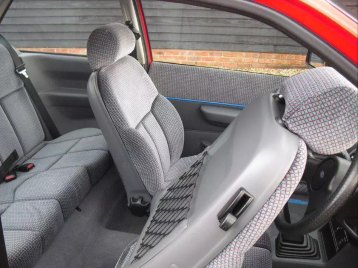 1989 Ford Fiesta Image 2