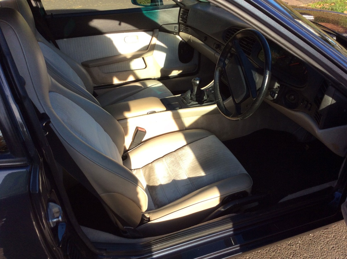 1988 Porsche 944 Image 2