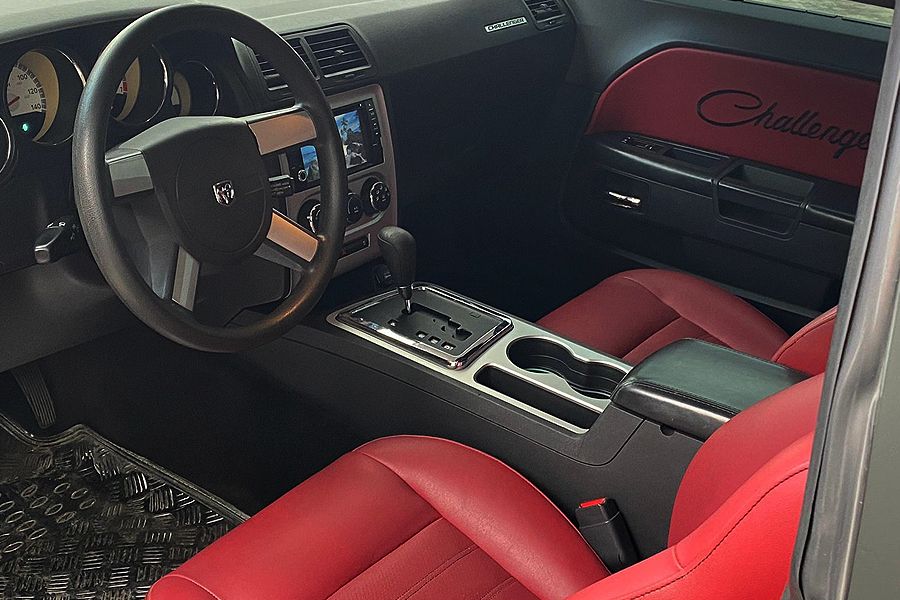 2010 Dodge Challenger Image 2