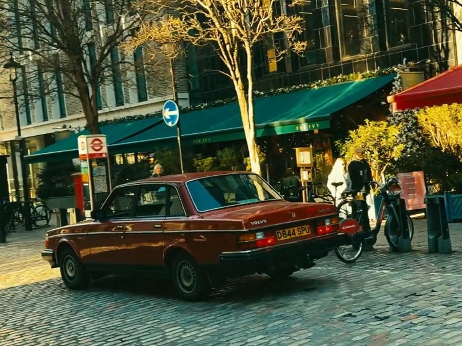 1986 Volvo 240 Image 10