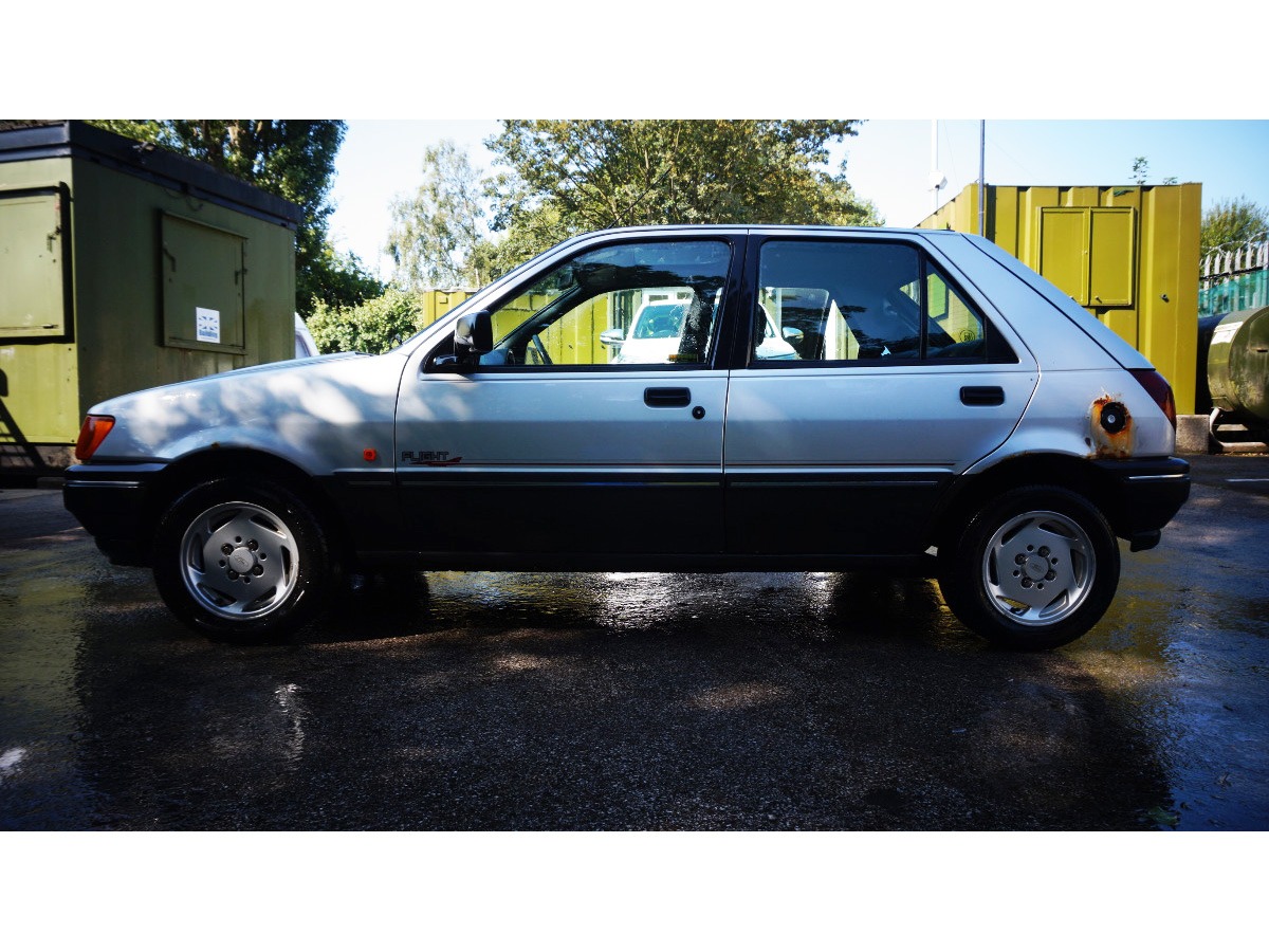 1991 Ford Fiesta Image 4