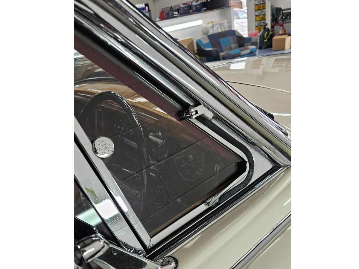 1965 Jaguar MK II Image 6