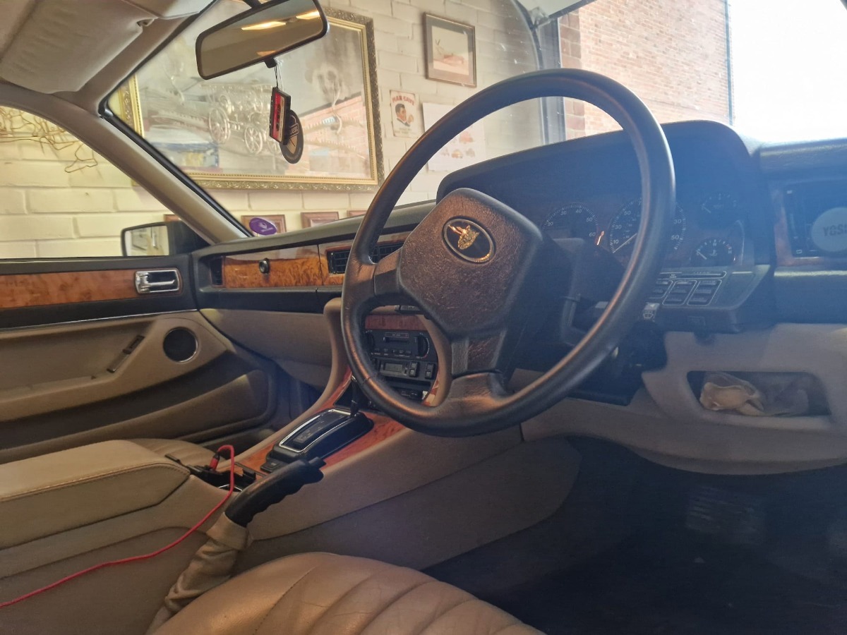 1990 Jaguar XJ Image 6