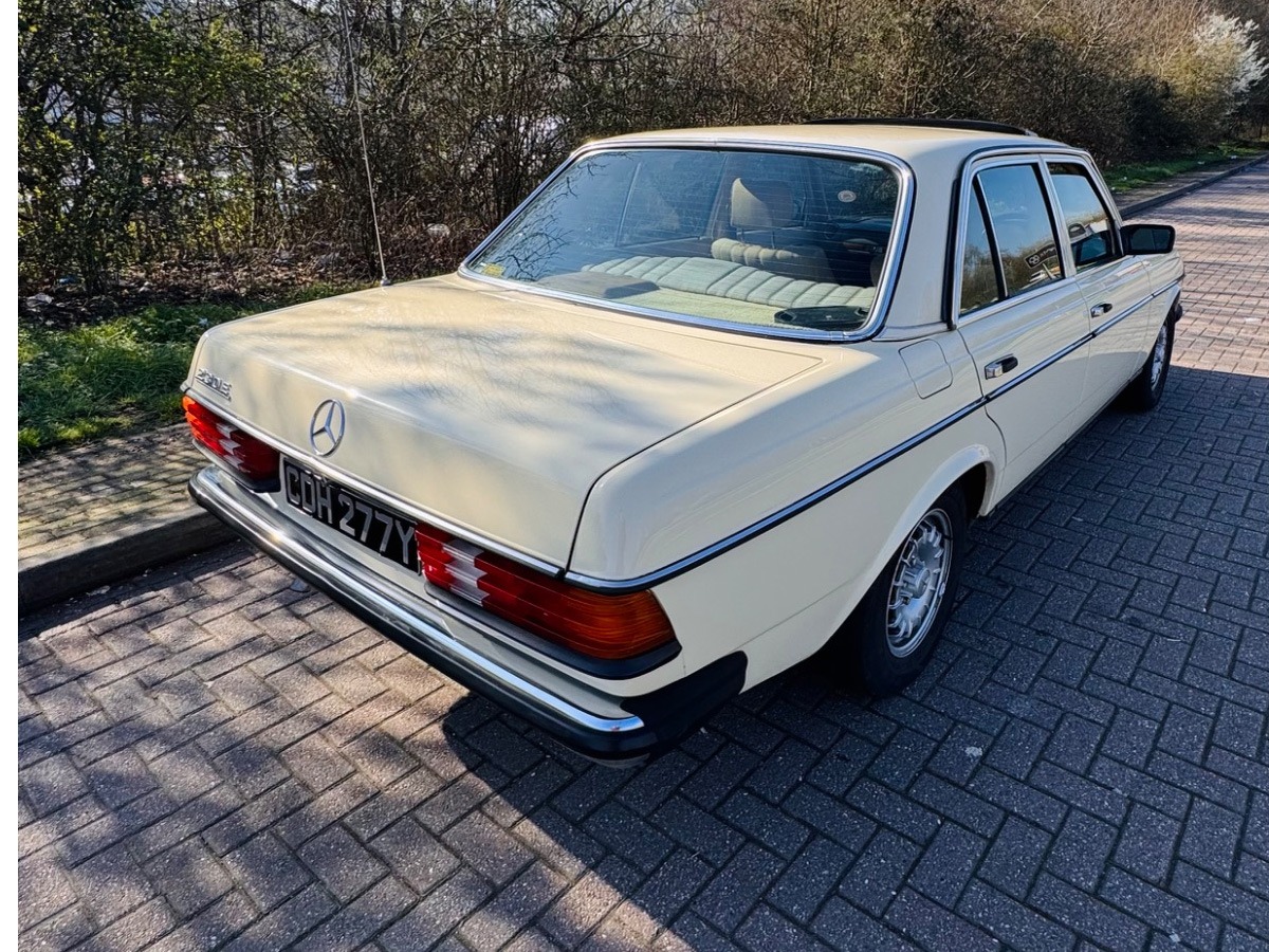 1981 Mercedes-Benz W123 Image 5