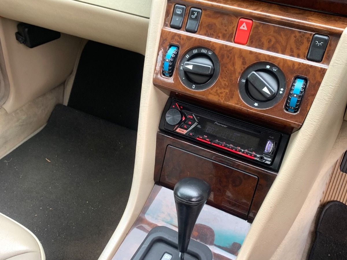 1995 Mercedes-Benz 220 Image 6