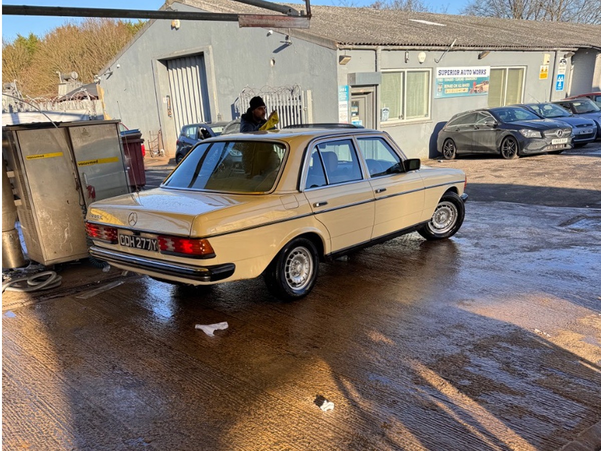 1981 Mercedes-Benz W123 Image 12
