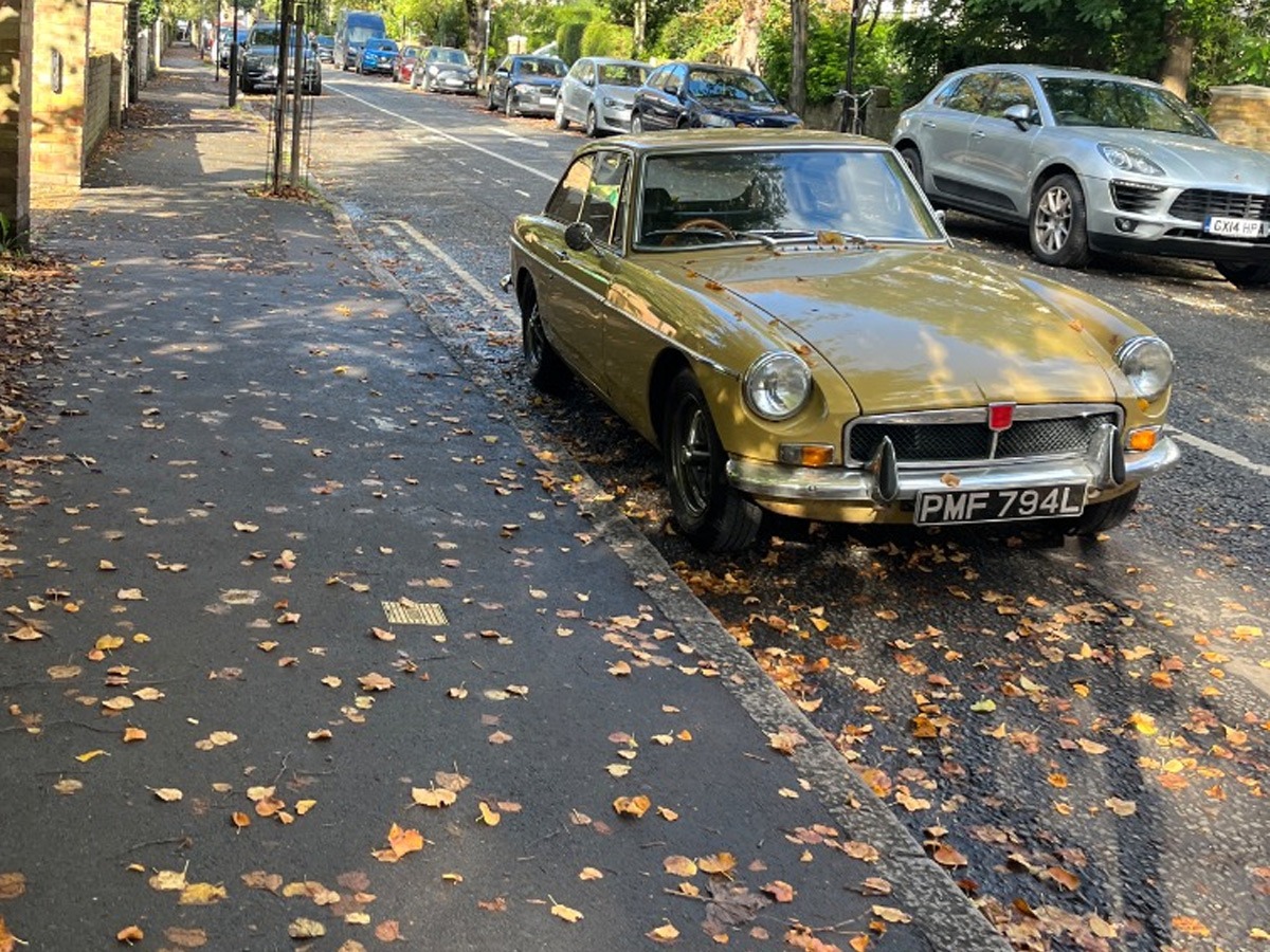 1973 MG B Image 4